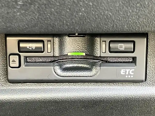 スズキ ジムニー XC 静岡県 2022(令4)年 0.8万km シフォンアイボリーM エンジンスタートボタン/パワーステアリング/パワーウィンドウ/アイドリングストップ/スマートキー/スペアキー1本/４WD/ターボ/オートエアコン/クルーズコントロール/純正ETC/社外ディスプレイオーディオ/純正フロアマット/布シート/D席N席シートヒーター/背面タイヤ/純正アルミホイール/ABS/横滑り防止装置/センターデフロック/レーンキープアシスト/盗難防止装置/オートライト/オートマチックハイビーム/ダウンヒルアシストコントロール/LEDヘッドライト/W+サイドエアバッグ/衝突軽減システム