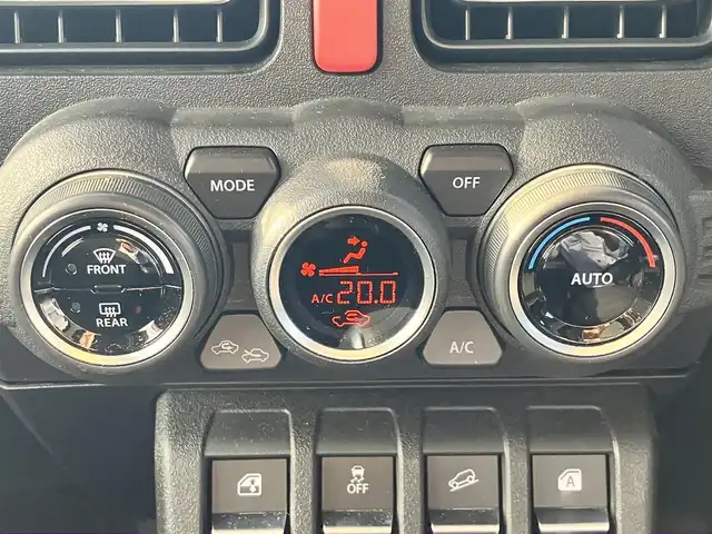 スズキ ジムニー XC 静岡県 2022(令4)年 0.8万km シフォンアイボリーM エンジンスタートボタン/パワーステアリング/パワーウィンドウ/アイドリングストップ/スマートキー/スペアキー1本/４WD/ターボ/オートエアコン/クルーズコントロール/純正ETC/社外ディスプレイオーディオ/純正フロアマット/布シート/D席N席シートヒーター/背面タイヤ/純正アルミホイール/ABS/横滑り防止装置/センターデフロック/レーンキープアシスト/盗難防止装置/オートライト/オートマチックハイビーム/ダウンヒルアシストコントロール/LEDヘッドライト/W+サイドエアバッグ/衝突軽減システム