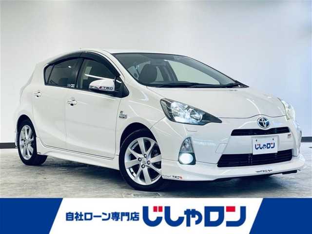 トヨタ アクア G 静岡県 2012(平24)年 7万km ライムホワイトパールクリスタルシャイン (株)IDOMが運営する【じしゃロン浜松店】の自社ローン専用車両になりますこちらは現金またはオートローンご利用時の価格です。自社ローンご希望の方は別途その旨お申付け下さい/プッシュスタート/スマートキー/Bluetooth接続/USB接続/純正ETC/バックカメラ/フルセグTV/純正SDナビ（NSZT-W61G）/前方ドラレコ/純正フロアマット/純正アルミホイール/メーカーオプションLEDライト/ツーリングパッケージ/アドバンスドディスプレイ/ナビレディパッケージ/純正OPフルエアロ/純正インパネアッパーボックス/社外マフラー/ステアリングスイッチ
