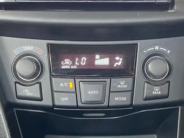 スズキ スイフト スポーツ 岐阜県 2013(平25)年 6.5万km プレミアムシルバーメタリック clarion製ナビ/（フルセグTV/CD/DVD/ipod）/バックカメラ/クルーズコントロール/キセノンヘッドライト/フロントフォグ/オートライト/革巻きステアリング/MTモード付AT/パドルシフト/アルミペダル/純正17インチAW/純正フロアマット/純正ドアバイザー/純正ビルトインETC/スマートキー×2/ABS/横滑り防止装置/盗難防止装置/ダブル＋サイドエアバッグ