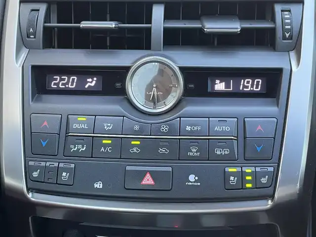 レクサス ＮＸ 200t Fスポーツ 長崎県 2016(平28)年 9.2万km ホワイトノーヴァガラスフレーク 登録時91546km/純正ナビ/Bluetooth/TV/DVD/AM.FM/ビルトインETC/バックカメラ/レーダークルーズコントロール/D＋N席パワーシート/シートヒーター/エアーシート/ステアリングヒーター/ガラスルーフ/電子パーキングブレーキ