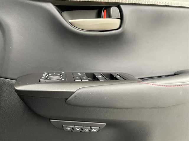 レクサス ＮＸ 200t Fスポーツ 熊本県 2016(平28)年 9.2万km ホワイトノーヴァガラスフレーク 禁煙車　/ガラスルーフ　/純正ナビ（ＣＤ・ＤＶＤ・フルセグ・ＢＴ・ＵＳＢ）/バックカメラ　/ビルトインＥＴＣ　/レーダークルーズコントロール/前後クリアランスソナー　/前席エアーシート　/前席シートヒーター　/ステアリングヒーター/前席パワーシート　/衝突軽減ブレーキ/レーンキープアシスト/横滑り防止/アイドリングストップ/パーキングアシスト/パワーバックドア/純正フロアマット/純正１８インチAW/オートライト/オートマチックハイビーム/LEDヘッドライト/フォグライト/スマートキー/プッシュスタート