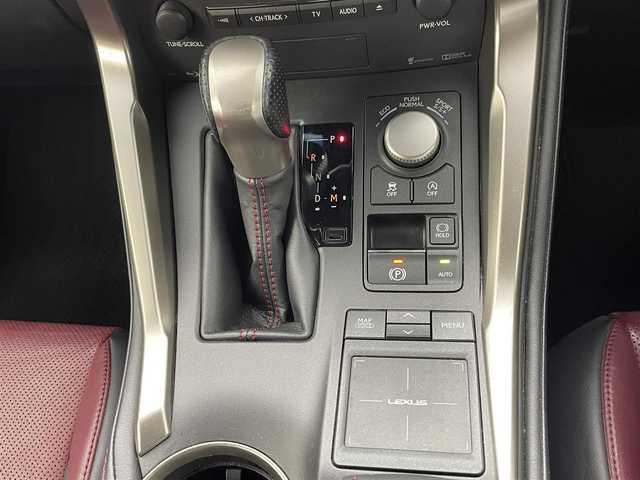 レクサス ＮＸ 200t Fスポーツ 熊本県 2016(平28)年 9.2万km ホワイトノーヴァガラスフレーク 禁煙車　/ガラスルーフ　/純正ナビ（ＣＤ・ＤＶＤ・フルセグ・ＢＴ・ＵＳＢ）/バックカメラ　/ビルトインＥＴＣ　/レーダークルーズコントロール/前後クリアランスソナー　/前席エアーシート　/前席シートヒーター　/ステアリングヒーター/前席パワーシート　/衝突軽減ブレーキ/レーンキープアシスト/横滑り防止/アイドリングストップ/パーキングアシスト/パワーバックドア/純正フロアマット/純正１８インチAW/オートライト/オートマチックハイビーム/LEDヘッドライト/フォグライト/スマートキー/プッシュスタート