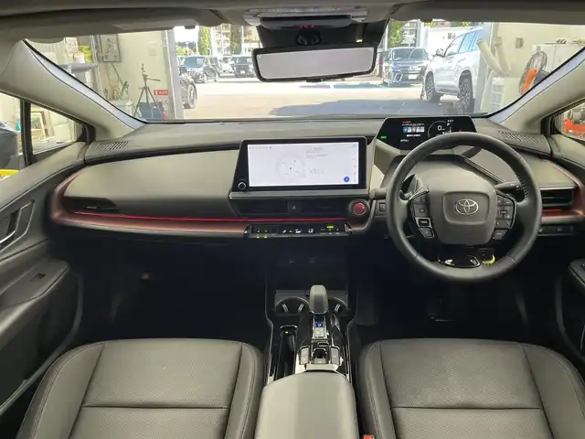 トヨタ プリウス Z 千葉県 2024(令6)年 0.5万km アティチュードブラックマイカ セーフティセンス（予防安全パッケージ）/・プリクラッシュセーフティ/・フロントクロストラフィックアラート/・レーントレーシングアシスト/・レーダークルーズコントロール/・ロードサインアシスト/・ドライバー異常時対応システム/・プロアクティブドライビングアシスト/・発進遅れ告知機能/・緊急時操舵支援/・レーンチェンジアシスト/・レーンディパーチャーアラート/・オートマチックハイビーム/12.3インチディスプレイオーディオ/・コネクティッドナビ対応 12.3インチHDディスプレイ/・地デジTV/・AM/FMラジオ/・USBタイプC入力/・Apple CarPlay / Android Auto/パノラマルーフ/純正19インチAW/メモリー付きパワーシート/LEDヘッドライト/AC100V/ETC2.0
