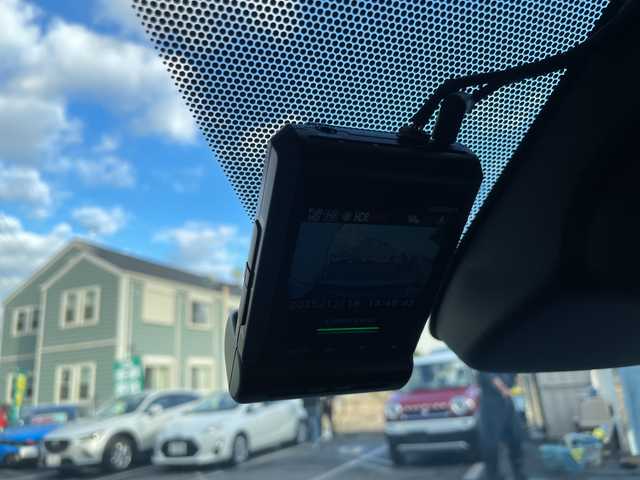 トヨタ シエンタ ハイブリッド Z 神奈川県 2023(令5)年 0.9万km ホワイトパールクリスタルシャイン 4WD/純正ディスプレイオーディオ＋ナビ/(CD/DVD/USB/BT/Miracast/フルセグTV)/CD/DVDデッキ/全方位カメラ/両側パワースライドドア/プリクラッシュセーフティ/レーンディパーチャーアラート/ブラインドスポットモニター/クリアランスソナー/オートハイビーム/レーダークルーズコントロール/フロントワイパーデアイサー/AC100V電源(1500W)/ビルトインETC/前後ドライブレコーダー/オートミラー/オートライト/フロアマット/ドアバイザー/ISOFIX/スペアキー×1