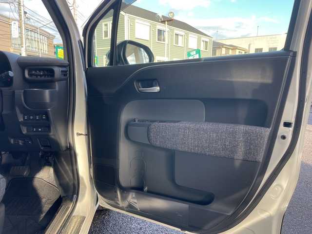 トヨタ シエンタ ハイブリッド Z 神奈川県 2023(令5)年 0.9万km ホワイトパールクリスタルシャイン 4WD/純正ディスプレイオーディオ＋ナビ/(CD/DVD/USB/BT/Miracast/フルセグTV)/CD/DVDデッキ/全方位カメラ/両側パワースライドドア/プリクラッシュセーフティ/レーンディパーチャーアラート/ブラインドスポットモニター/クリアランスソナー/オートハイビーム/レーダークルーズコントロール/フロントワイパーデアイサー/AC100V電源(1500W)/ビルトインETC/前後ドライブレコーダー/オートミラー/オートライト/フロアマット/ドアバイザー/ISOFIX/スペアキー×1