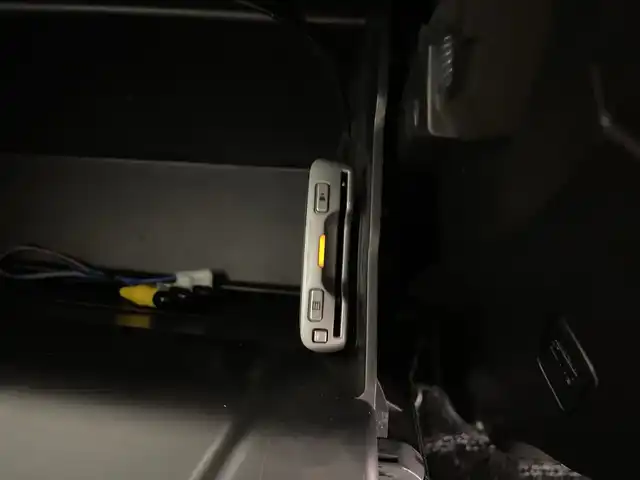 スズキ スペーシア カスタム Z ターボ 鹿児島県 2017(平29)年 5.5万km アクティブイエロー/ブラック2トーンルーフ 純正8インチナビ/（AM/FM/CD/DVD/Bluetooth）/フルセグテレビ/全方位カメラ/衝突被害軽減ブレーキ/レーンキープアシスト/片側パワースライドドア /ETC/シートヒーター/純正フロアマット/ドアバイザー/LEDヘッドライト/スマートキー /スペアキー