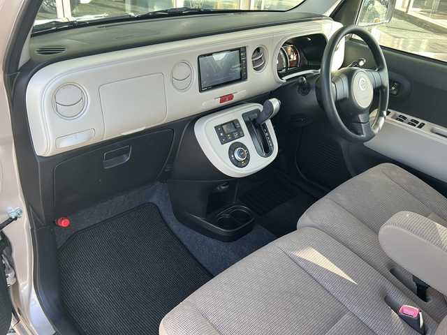 ダイハツ ミラ ココア X 静岡県 2016(平28)年 4.7万km ココアベージュマイカメタリック ストラーダナビ/・FM/AM/・SD/・フルセグTV/・USB/・Bluetooth/・Memory Music/・CD/DVD/主要装備/・フルセグＴＶ/・Ｂｌｕｅｔｏｏｔｈ/・ＥＴＣ/・アイドリングストップ/・オートエアコン/・ＬＥＤヘッドライト/・マニュアルレベリング/・パワーウィンドウ（運転席オート）/・電格ミラー/・純正フロアマット