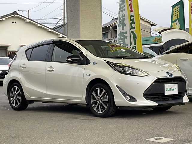 トヨタ アクア リルヴィーG 愛媛県 2018(平30)年 15万km ホワイトパールクリスタルシャイン 衝突軽減ブレーキ/レーンキープアシスト/純正SDナビ/地デジTV/【NSZT-Y66T】/純正CD/DVD/SD/Bluetooth/バックカメラ/合皮シート/前席シートヒーター/クルーズコントロール/ドライブレコーダー/スマートキー/純正15インチアルミ/革巻きステアリング/LEDヘッドライト/運転席シートリフター/電格ウィンカーミラー/スペアキー（スマートキー）/ETC/保証書/取扱説明書/ナビ取扱説明書/純正フロアマット