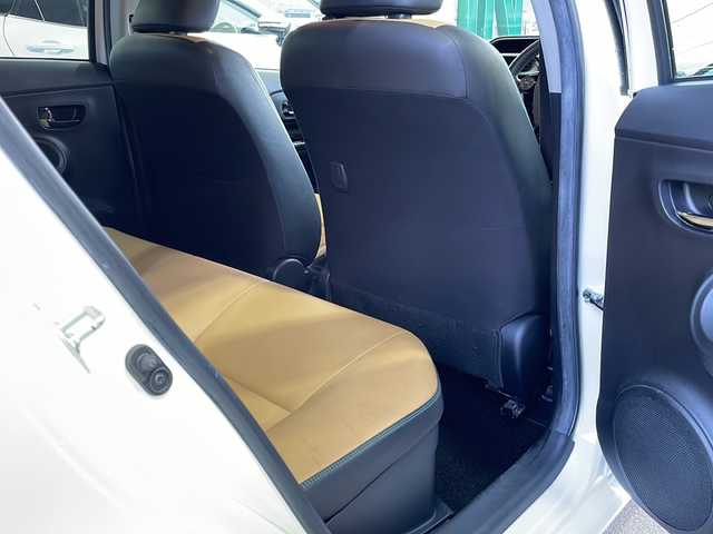 トヨタ アクア リルヴィーG 愛媛県 2018(平30)年 15万km ホワイトパールクリスタルシャイン 衝突軽減ブレーキ/レーンキープアシスト/純正SDナビ/地デジTV/【NSZT-Y66T】/純正CD/DVD/SD/Bluetooth/バックカメラ/合皮シート/前席シートヒーター/クルーズコントロール/ドライブレコーダー/スマートキー/純正15インチアルミ/革巻きステアリング/LEDヘッドライト/運転席シートリフター/電格ウィンカーミラー/スペアキー（スマートキー）/ETC/保証書/取扱説明書/ナビ取扱説明書/純正フロアマット