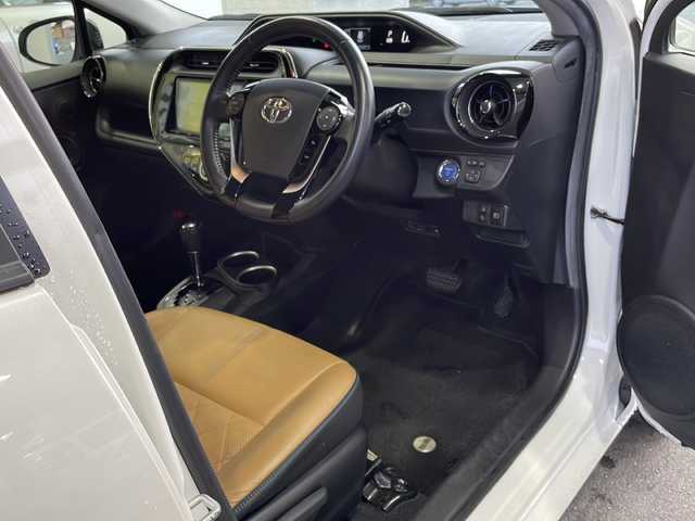 トヨタ アクア リルヴィーG 愛媛県 2018(平30)年 15万km ホワイトパールクリスタルシャイン 衝突軽減ブレーキ/レーンキープアシスト/純正SDナビ/地デジTV/【NSZT-Y66T】/純正CD/DVD/SD/Bluetooth/バックカメラ/合皮シート/前席シートヒーター/クルーズコントロール/ドライブレコーダー/スマートキー/純正15インチアルミ/革巻きステアリング/LEDヘッドライト/運転席シートリフター/電格ウィンカーミラー/スペアキー（スマートキー）/ETC/保証書/取扱説明書/ナビ取扱説明書/純正フロアマット