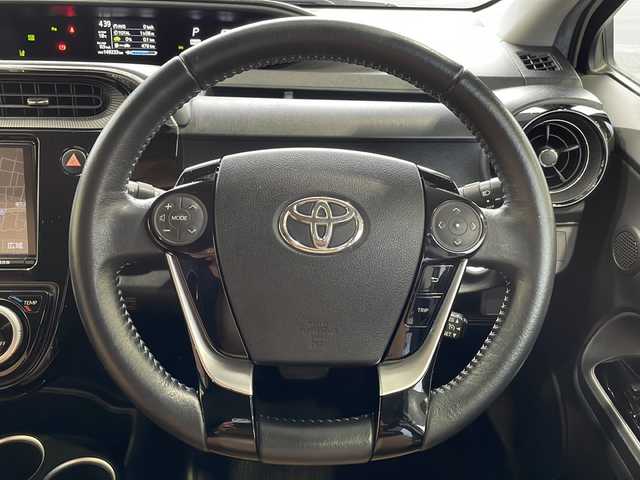 トヨタ アクア リルヴィーG 愛媛県 2018(平30)年 15万km ホワイトパールクリスタルシャイン 衝突軽減ブレーキ/レーンキープアシスト/純正SDナビ/地デジTV/【NSZT-Y66T】/純正CD/DVD/SD/Bluetooth/バックカメラ/合皮シート/前席シートヒーター/クルーズコントロール/ドライブレコーダー/スマートキー/純正15インチアルミ/革巻きステアリング/LEDヘッドライト/運転席シートリフター/電格ウィンカーミラー/スペアキー（スマートキー）/ETC/保証書/取扱説明書/ナビ取扱説明書/純正フロアマット