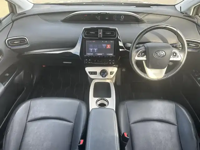 トヨタ プリウス A ツーリングセレクション 岡山県 2015(平27)年 9.7万km アティチュードブラックマイカ 登録時走行距離96463km/純正9インチナビ/フルセグTV(AM.FM.CD.DVD.TV.BT)/バックカメラ/ETC/ブラインドスポットモニター/ドライブレコーダー/シートヒーター/クリアランスソナー/衝突軽減ブレーキ/横滑り防止装置/クルーズコントロール(追従走行あり)/車線逸脱警報（レーンキープアシスト）/オートライト/オートマチックハイビーム/アイドリングストップ/17インチ純正AW/純正フロアマット/合皮シート/保証書/取扱説明書
