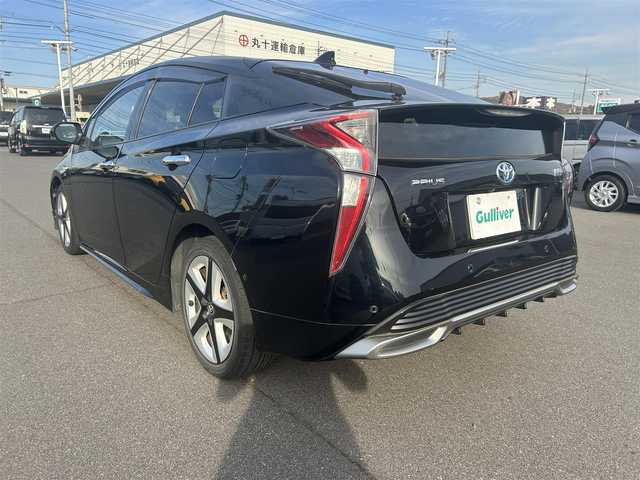 トヨタ プリウス A ツーリングセレクション 岡山県 2015(平27)年 9.7万km アティチュードブラックマイカ 登録時走行距離96463km/純正9インチナビ/フルセグTV(AM.FM.CD.DVD.TV.BT)/バックカメラ/ETC/ブラインドスポットモニター/ドライブレコーダー/シートヒーター/クリアランスソナー/衝突軽減ブレーキ/横滑り防止装置/クルーズコントロール(追従走行あり)/車線逸脱警報（レーンキープアシスト）/オートライト/オートマチックハイビーム/アイドリングストップ/17インチ純正AW/純正フロアマット/合皮シート/保証書/取扱説明書