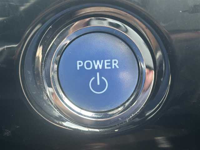 トヨタ プリウス A ツーリングセレクション 岡山県 2015(平27)年 9.7万km アティチュードブラックマイカ 登録時走行距離96463km/純正9インチナビ/フルセグTV(AM.FM.CD.DVD.TV.BT)/バックカメラ/ETC/ブラインドスポットモニター/ドライブレコーダー/シートヒーター/クリアランスソナー/衝突軽減ブレーキ/横滑り防止装置/クルーズコントロール(追従走行あり)/車線逸脱警報（レーンキープアシスト）/オートライト/オートマチックハイビーム/アイドリングストップ/17インチ純正AW/純正フロアマット/合皮シート/保証書/取扱説明書