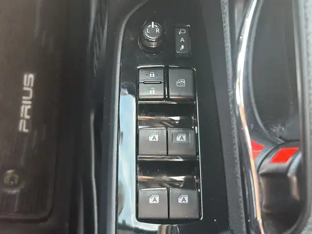 トヨタ プリウス A ツーリングセレクション 岡山県 2015(平27)年 9.7万km アティチュードブラックマイカ 登録時走行距離96463km/純正9インチナビ/フルセグTV(AM.FM.CD.DVD.TV.BT)/バックカメラ/ETC/ブラインドスポットモニター/ドライブレコーダー/シートヒーター/クリアランスソナー/衝突軽減ブレーキ/横滑り防止装置/クルーズコントロール(追従走行あり)/車線逸脱警報（レーンキープアシスト）/オートライト/オートマチックハイビーム/アイドリングストップ/17インチ純正AW/純正フロアマット/合皮シート/保証書/取扱説明書