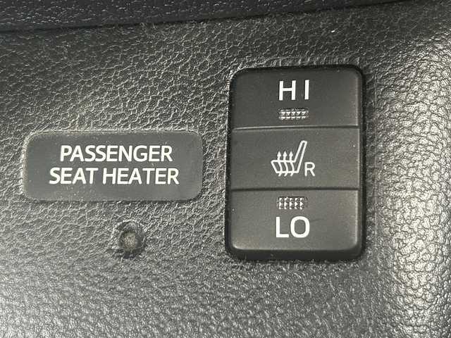 トヨタ プリウス A ツーリングセレクション 岡山県 2015(平27)年 9.7万km アティチュードブラックマイカ 登録時走行距離96463km/純正9インチナビ/フルセグTV(AM.FM.CD.DVD.TV.BT)/バックカメラ/ETC/ブラインドスポットモニター/ドライブレコーダー/シートヒーター/クリアランスソナー/衝突軽減ブレーキ/横滑り防止装置/クルーズコントロール(追従走行あり)/車線逸脱警報（レーンキープアシスト）/オートライト/オートマチックハイビーム/アイドリングストップ/17インチ純正AW/純正フロアマット/合皮シート/保証書/取扱説明書