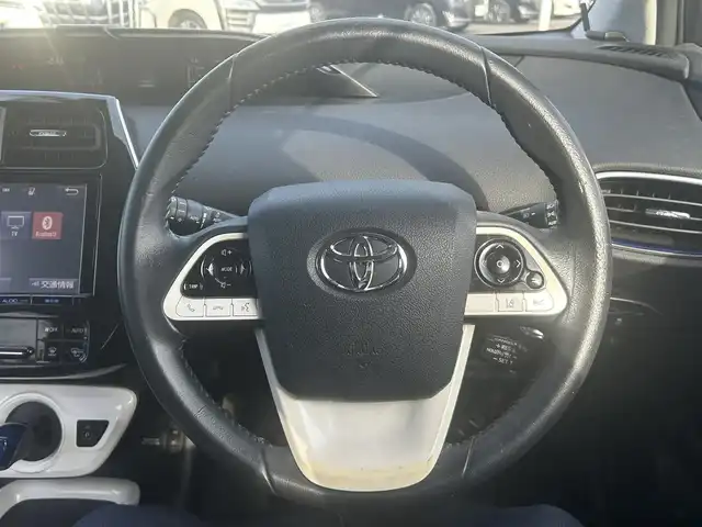 トヨタ プリウス A ツーリングセレクション 岡山県 2015(平27)年 9.7万km アティチュードブラックマイカ 登録時走行距離96463km/純正9インチナビ/フルセグTV(AM.FM.CD.DVD.TV.BT)/バックカメラ/ETC/ブラインドスポットモニター/ドライブレコーダー/シートヒーター/クリアランスソナー/衝突軽減ブレーキ/横滑り防止装置/クルーズコントロール(追従走行あり)/車線逸脱警報（レーンキープアシスト）/オートライト/オートマチックハイビーム/アイドリングストップ/17インチ純正AW/純正フロアマット/合皮シート/保証書/取扱説明書