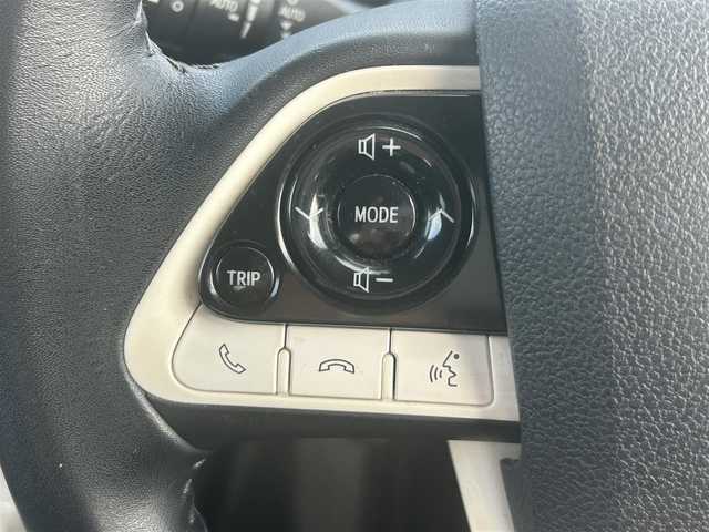 トヨタ プリウス A ツーリングセレクション 岡山県 2015(平27)年 9.7万km アティチュードブラックマイカ 登録時走行距離96463km/純正9インチナビ/フルセグTV(AM.FM.CD.DVD.TV.BT)/バックカメラ/ETC/ブラインドスポットモニター/ドライブレコーダー/シートヒーター/クリアランスソナー/衝突軽減ブレーキ/横滑り防止装置/クルーズコントロール(追従走行あり)/車線逸脱警報（レーンキープアシスト）/オートライト/オートマチックハイビーム/アイドリングストップ/17インチ純正AW/純正フロアマット/合皮シート/保証書/取扱説明書