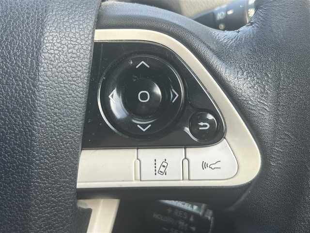 トヨタ プリウス A ツーリングセレクション 岡山県 2015(平27)年 9.7万km アティチュードブラックマイカ 登録時走行距離96463km/純正9インチナビ/フルセグTV(AM.FM.CD.DVD.TV.BT)/バックカメラ/ETC/ブラインドスポットモニター/ドライブレコーダー/シートヒーター/クリアランスソナー/衝突軽減ブレーキ/横滑り防止装置/クルーズコントロール(追従走行あり)/車線逸脱警報（レーンキープアシスト）/オートライト/オートマチックハイビーム/アイドリングストップ/17インチ純正AW/純正フロアマット/合皮シート/保証書/取扱説明書