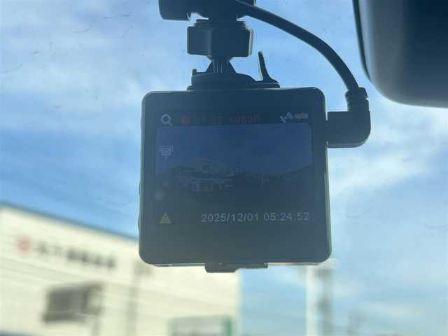 トヨタ プリウス A ツーリングセレクション 岡山県 2015(平27)年 9.7万km アティチュードブラックマイカ 登録時走行距離96463km/純正9インチナビ/フルセグTV(AM.FM.CD.DVD.TV.BT)/バックカメラ/ETC/ブラインドスポットモニター/ドライブレコーダー/シートヒーター/クリアランスソナー/衝突軽減ブレーキ/横滑り防止装置/クルーズコントロール(追従走行あり)/車線逸脱警報（レーンキープアシスト）/オートライト/オートマチックハイビーム/アイドリングストップ/17インチ純正AW/純正フロアマット/合皮シート/保証書/取扱説明書