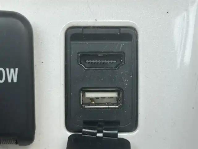 トヨタ プリウス A ツーリングセレクション 岡山県 2015(平27)年 9.7万km アティチュードブラックマイカ 登録時走行距離96463km/純正9インチナビ/フルセグTV(AM.FM.CD.DVD.TV.BT)/バックカメラ/ETC/ブラインドスポットモニター/ドライブレコーダー/シートヒーター/クリアランスソナー/衝突軽減ブレーキ/横滑り防止装置/クルーズコントロール(追従走行あり)/車線逸脱警報（レーンキープアシスト）/オートライト/オートマチックハイビーム/アイドリングストップ/17インチ純正AW/純正フロアマット/合皮シート/保証書/取扱説明書