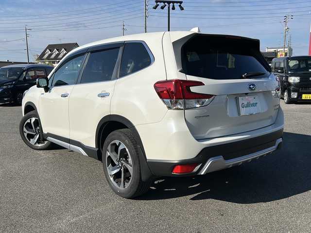 スバル フォレスター ハイブリッド アドバンス 岐阜県 2022(令4)年 2.6万km クリスタルホワイトP 登録時走行距離25722km/デジタルインナーミラー/純正ナビ/４ＷＤ/アイサイト/フルセグＴＶ/クルーズコントロール/バックカメラ/レザーシート/シートヒーター/ステアリングヒーター/ワンオーナー/純正アルミホイール/ビルトインＥＴＣ/禁煙車/プッシュスタート/スマートキー/パドルシフト/コーナーセンサー/LEDヘッドライト/オートライト