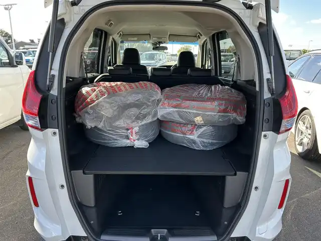 ホンダ フリード＋ ハイブリット EX 佐賀県 2016(平28)年 7.9万km ホワイトオーキッドパール ワンオーナー/純正7型ワイドナビ(フルセグTV/AM/FM/BT/USB/HDMI)/ホンダセンシング/衝突軽減ブレーキ/誤発進抑制/アダプティブクルーズコントロール/車線維持支援/歩行者事故低減ステアリング/先行者発進お知らせ/標識認識/バックカメラ/両側パワースライドドア/ビルトインETC/ハーフレザーシート(合皮)/シートヒーター(D/N席)/ロールサンシェード(2列目)/LEDヘッドライト/フォグランプ/フロントワイパーデアイサー/Moduloサイドエアロ/現状サマー(純正AW)(185/65/R15)/社外15インチアルミ4本積込(スタッドレス付)/スマートキー×2本/保証書、取扱説明書/DUNLOP ENASAVE RV505/BRIDGESTONE BLIZAK VRX2