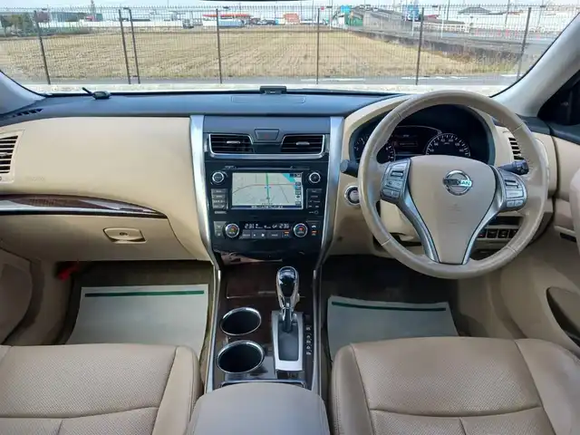 日産 ティアナ XV ナビAVMパッケージ 愛知県 2017(平29)年 7.2万km ブリリアントホワイトパール 純正ナビ/フルセグTV/アラウンドビューモニター/ビルトインETC/クルーズコントロール/前後ソナー機能/エマージェンシーブレーキ/誤発進抑制/車線逸脱警報/後方車両検知警報/HIDヘッドランプ/オートライト/フロントフォグランプ/革巻きステアリング/ステアリングスイッチ/ベージュ革シート/前席パワーシート/前席シートヒーター/エアシート/助手席パワーオットマン/純正17インチアルミホイール/スマートキー/プッシュエンジンスターター/禁煙車