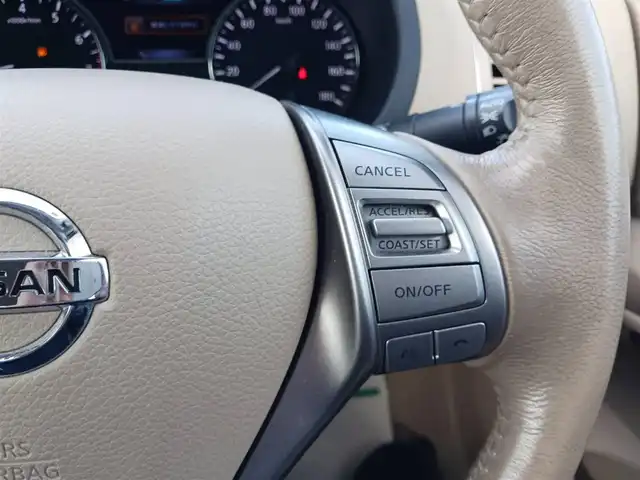 日産 ティアナ XV ナビAVMパッケージ 愛知県 2017(平29)年 7.2万km ブリリアントホワイトパール 純正ナビ/フルセグTV/アラウンドビューモニター/ビルトインETC/クルーズコントロール/前後ソナー機能/エマージェンシーブレーキ/誤発進抑制/車線逸脱警報/後方車両検知警報/HIDヘッドランプ/オートライト/フロントフォグランプ/革巻きステアリング/ステアリングスイッチ/ベージュ革シート/前席パワーシート/前席シートヒーター/エアシート/助手席パワーオットマン/純正17インチアルミホイール/スマートキー/プッシュエンジンスターター/禁煙車