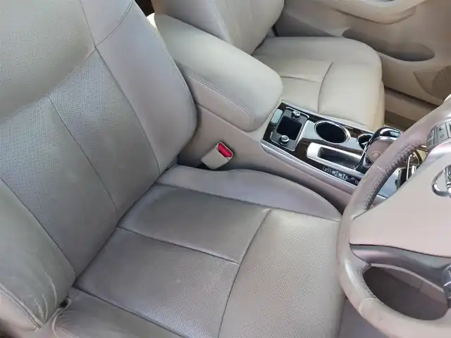 日産 ティアナ XV ナビAVMパッケージ 愛知県 2017(平29)年 7.2万km ブリリアントホワイトパール 純正ナビ/フルセグTV/アラウンドビューモニター/ビルトインETC/クルーズコントロール/前後ソナー機能/エマージェンシーブレーキ/誤発進抑制/車線逸脱警報/後方車両検知警報/HIDヘッドランプ/オートライト/フロントフォグランプ/革巻きステアリング/ステアリングスイッチ/ベージュ革シート/前席パワーシート/前席シートヒーター/エアシート/助手席パワーオットマン/純正17インチアルミホイール/スマートキー/プッシュエンジンスターター/禁煙車