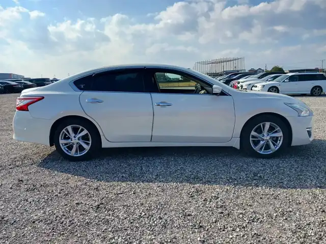 日産 ティアナ XV ナビAVMパッケージ 愛知県 2017(平29)年 7.2万km ブリリアントホワイトパール 純正ナビ/フルセグTV/アラウンドビューモニター/ビルトインETC/クルーズコントロール/前後ソナー機能/エマージェンシーブレーキ/誤発進抑制/車線逸脱警報/後方車両検知警報/HIDヘッドランプ/オートライト/フロントフォグランプ/革巻きステアリング/ステアリングスイッチ/ベージュ革シート/前席パワーシート/前席シートヒーター/エアシート/助手席パワーオットマン/純正17インチアルミホイール/スマートキー/プッシュエンジンスターター/禁煙車