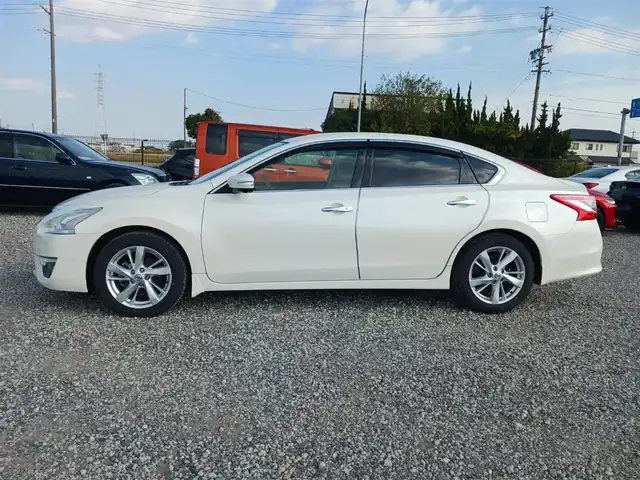 日産 ティアナ XV ナビAVMパッケージ 愛知県 2017(平29)年 7.2万km ブリリアントホワイトパール 純正ナビ/フルセグTV/アラウンドビューモニター/ビルトインETC/クルーズコントロール/前後ソナー機能/エマージェンシーブレーキ/誤発進抑制/車線逸脱警報/後方車両検知警報/HIDヘッドランプ/オートライト/フロントフォグランプ/革巻きステアリング/ステアリングスイッチ/ベージュ革シート/前席パワーシート/前席シートヒーター/エアシート/助手席パワーオットマン/純正17インチアルミホイール/スマートキー/プッシュエンジンスターター/禁煙車