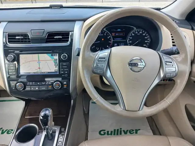 日産 ティアナ XV ナビAVMパッケージ 愛知県 2017(平29)年 7.2万km ブリリアントホワイトパール 純正ナビ/フルセグTV/アラウンドビューモニター/ビルトインETC/クルーズコントロール/前後ソナー機能/エマージェンシーブレーキ/誤発進抑制/車線逸脱警報/後方車両検知警報/HIDヘッドランプ/オートライト/フロントフォグランプ/革巻きステアリング/ステアリングスイッチ/ベージュ革シート/前席パワーシート/前席シートヒーター/エアシート/助手席パワーオットマン/純正17インチアルミホイール/スマートキー/プッシュエンジンスターター/禁煙車