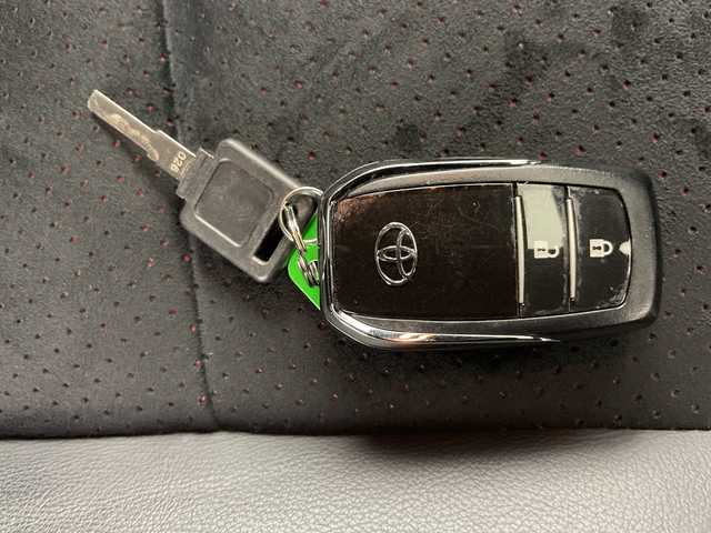 トヨタ ハイラックス 道央・札幌 2022(令4)年 1.9万km 白 　・４ＷＤ　/ディーゼル　ターボ/・純正ディスプレイオーディオ/・USB/AppleCarPlay/ナビ/・AndroidAuto/BT/・プリクラッシュセーフティー　/・レーンキープアシスト　/・パノラマミックビューモニター　/・荷台ハードカーバー（ダンパー付き）/・ダウンヒルアシストコントロール　/・センターでフロック　/・レーダークルーズコントロール/・MTモード付・パドルシフト/・ＥＴＣ/・ハーフレザーシート/・LEDオートライト/・スマートキー/スペアキー/・純正ハードトノカバー