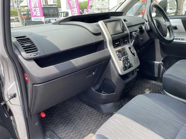 トヨタ ヴォクシー ZS 静岡県 2010(平22)年 19.9万km シルバーM 4WD/純正HDDナビ・ワンセグTV/DVD/CD/SD/MSV/Bluetooth/バックカメラ/純正16インチAW/両側パワースライドドア/HIDライト/スマートキー2個/プッシュスタート/新車時保証書/取扱説明書
