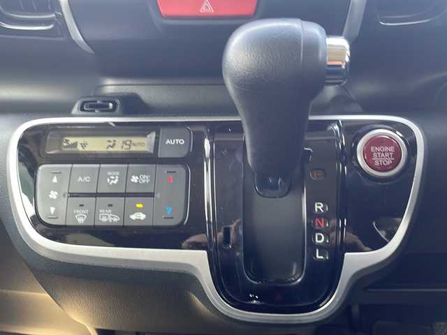 ホンダ Ｎ ＢＯＸ カスタム SSパッケージ 熊本県 2017(平29)年 6.4万km シャイニンググレーM (株)IDOMが運営する【じしゃロン熊本店】の自社ローン専用車両になりますこちらは現金またはオートローンご利用時の価格です。自社ローンご希望の方は別途その旨お申付け下さい/純正ナビ（フルセグ　CD　BT）　/バックカメラ　/両側パワースライドドア　/ステアリングスイッチ　/左右シートヒーター　/W+サイドエアバッグ　/プッシュスタート　/スマートキー　/電動格納ミラー