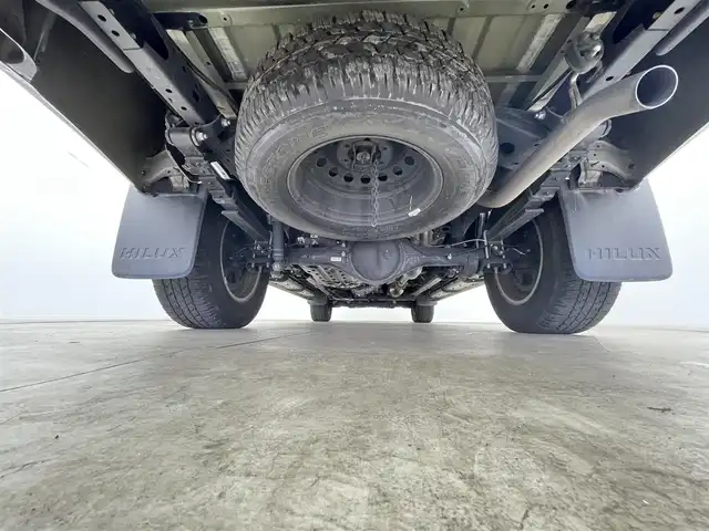 トヨタ ハイラックス Z 千葉県 2022(令4)年 2.6万km アティチュードブラックマイカ 禁煙車/４WD/・ダウンヒルアシストコントロール/トヨタセーフティセンス/・レーンディパーチャーアラート/・プリクラッシュセーフティ/・クリアランスソナー/・レーダークルーズコントロール/GRハードトノカバー/純正メモリナビ/・型番：NSCN-W68/・CD/AUX/Bluetooth/ワンセグTV/・バックカメラ/・ETC/革巻きステアリング/・ステアリングスイッチ/左右独立エアコン/純正フロアマット/純正17インチAW/電動格納ウインカーミラー/オートライト/・LEDヘッドライト/・LEDフォグランプ/プッシュスタート/・スマートキー/・スペアキー