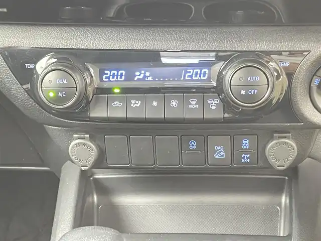トヨタ ハイラックス Z 千葉県 2022(令4)年 2.6万km アティチュードブラックマイカ 禁煙車/４WD/・ダウンヒルアシストコントロール/トヨタセーフティセンス/・レーンディパーチャーアラート/・プリクラッシュセーフティ/・クリアランスソナー/・レーダークルーズコントロール/GRハードトノカバー/純正メモリナビ/・型番：NSCN-W68/・CD/AUX/Bluetooth/ワンセグTV/・バックカメラ/・ETC/革巻きステアリング/・ステアリングスイッチ/左右独立エアコン/純正フロアマット/純正17インチAW/電動格納ウインカーミラー/オートライト/・LEDヘッドライト/・LEDフォグランプ/プッシュスタート/・スマートキー/・スペアキー
