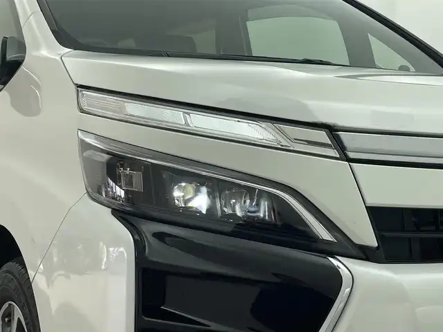 トヨタ ヴォクシー ZS 煌Ⅲ 福井県 2021(令3)年 6.2万km ホワイトパールクリスタルシャイン 純正10インチナビゲーション/【AM/FM/CD/Bluetooth/フルセグTV】/純正フリップダウンモニター/バックカメラ/ビルトインETC/両側パワースライドドア/トヨタセーフティセンス/・衝突軽減ブレーキ/・車線逸脱警報機能/・クルーズコントロール（追従なし）/プッシュスタート/スマートキー/オートライト/LEDヘッドライド/LEDフォグランプ