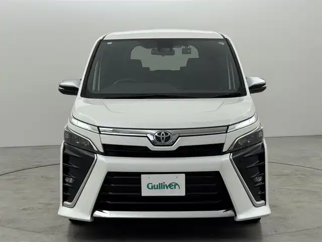 トヨタ ヴォクシー ZS 煌Ⅲ 福岡県 2021(令3)年 6.2万km ホワイトパールクリスタルシャイン 後席モニター　/純正１０．５型ナビ　/バックカメラ　/ビルトインＥＴＣ２．０　/前後ドラレコ　/クルコン　/コーナーセンサー　/衝突被害軽減ブレーキ　/レーンキープ　/ＰＫＳＢ　/ＭＴモード付　/ハーフレザー　/両側パワースライドドア