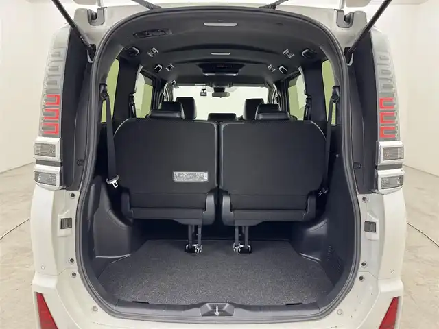 トヨタ ヴォクシー ZS 煌Ⅲ 福岡県 2021(令3)年 6.2万km ホワイトパールクリスタルシャイン 後席モニター　/純正１０．５型ナビ　/バックカメラ　/ビルトインＥＴＣ２．０　/前後ドラレコ　/クルコン　/コーナーセンサー　/衝突被害軽減ブレーキ　/レーンキープ　/ＰＫＳＢ　/ＭＴモード付　/ハーフレザー　/両側パワースライドドア