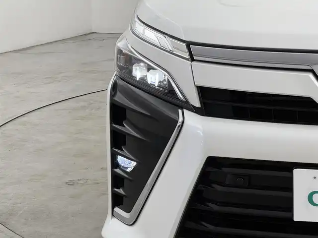 トヨタ ヴォクシー ZS 煌Ⅲ 福岡県 2021(令3)年 6.2万km ホワイトパールクリスタルシャイン 後席モニター　/純正１０．５型ナビ　/バックカメラ　/ビルトインＥＴＣ２．０　/前後ドラレコ　/クルコン　/コーナーセンサー　/衝突被害軽減ブレーキ　/レーンキープ　/ＰＫＳＢ　/ＭＴモード付　/ハーフレザー　/両側パワースライドドア
