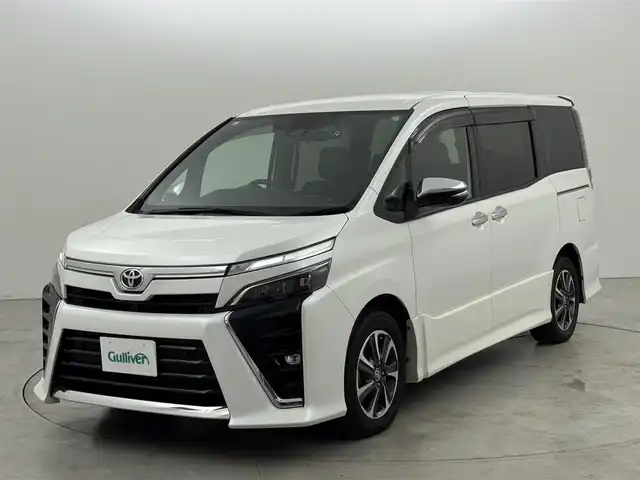 トヨタ ヴォクシー ZS 煌Ⅲ 福岡県 2021(令3)年 6.2万km ホワイトパールクリスタルシャイン 後席モニター　/純正１０．５型ナビ　/バックカメラ　/ビルトインＥＴＣ２．０　/前後ドラレコ　/クルコン　/コーナーセンサー　/衝突被害軽減ブレーキ　/レーンキープ　/ＰＫＳＢ　/ＭＴモード付　/ハーフレザー　/両側パワースライドドア