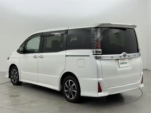 トヨタ ヴォクシー ZS 煌Ⅲ 福岡県 2021(令3)年 6.2万km ホワイトパールクリスタルシャイン 後席モニター　/純正１０．５型ナビ　/バックカメラ　/ビルトインＥＴＣ２．０　/前後ドラレコ　/クルコン　/コーナーセンサー　/衝突被害軽減ブレーキ　/レーンキープ　/ＰＫＳＢ　/ＭＴモード付　/ハーフレザー　/両側パワースライドドア