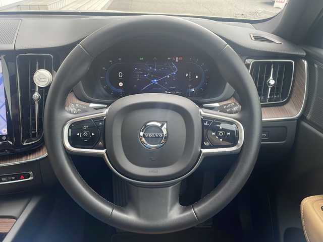 ボルボ ボルボ ＸＣ６０ アルティメット B5 AWD 福井県 2023(令5)年 1.9万km ゴールド ワンオーナー/保証書/取扱説明書/スマートキー/プッシュスタート/アイドリングストップ/ムーンルーフ/ワイヤレス携帯充電器/ETC/LEDヘッドライト/オートライト/ステアリングスイッチ/クルーズコントロール/前後ドライブレコーダー/フルレザーイート（茶）/前席パワーシート/オットマン/コーナーセンサー/電動格納ミラー/純正フロアマット/レーンキープ