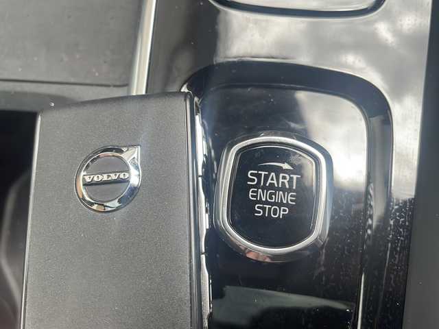 ボルボ ボルボ ＸＣ６０ アルティメット B5 AWD 福井県 2023(令5)年 1.9万km ゴールド ワンオーナー/保証書/取扱説明書/スマートキー/プッシュスタート/アイドリングストップ/ムーンルーフ/ワイヤレス携帯充電器/ETC/LEDヘッドライト/オートライト/ステアリングスイッチ/クルーズコントロール/前後ドライブレコーダー/フルレザーイート（茶）/前席パワーシート/オットマン/コーナーセンサー/電動格納ミラー/純正フロアマット/レーンキープ
