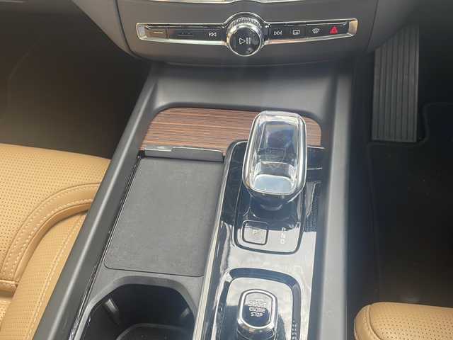 ボルボ ボルボ ＸＣ６０ アルティメット B5 AWD 福井県 2023(令5)年 1.9万km ゴールド ワンオーナー/保証書/取扱説明書/スマートキー/プッシュスタート/アイドリングストップ/ムーンルーフ/ワイヤレス携帯充電器/ETC/LEDヘッドライト/オートライト/ステアリングスイッチ/クルーズコントロール/前後ドライブレコーダー/フルレザーイート（茶）/前席パワーシート/オットマン/コーナーセンサー/電動格納ミラー/純正フロアマット/レーンキープ