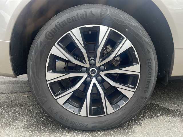 ボルボ ボルボ ＸＣ６０ アルティメット B5 AWD 福井県 2023(令5)年 1.9万km ゴールド ワンオーナー/保証書/取扱説明書/スマートキー/プッシュスタート/アイドリングストップ/ムーンルーフ/ワイヤレス携帯充電器/ETC/LEDヘッドライト/オートライト/ステアリングスイッチ/クルーズコントロール/前後ドライブレコーダー/フルレザーイート（茶）/前席パワーシート/オットマン/コーナーセンサー/電動格納ミラー/純正フロアマット/レーンキープ