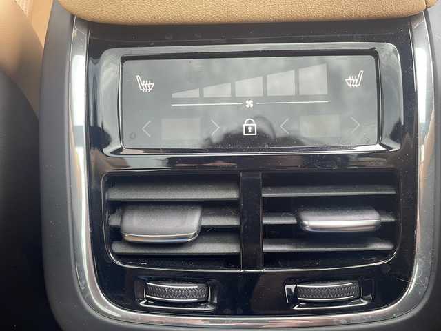 ボルボ ボルボ ＸＣ６０ アルティメット B5 AWD 福井県 2023(令5)年 1.9万km ゴールド ワンオーナー/保証書/取扱説明書/スマートキー/プッシュスタート/アイドリングストップ/ムーンルーフ/ワイヤレス携帯充電器/ETC/LEDヘッドライト/オートライト/ステアリングスイッチ/クルーズコントロール/前後ドライブレコーダー/フルレザーイート（茶）/前席パワーシート/オットマン/コーナーセンサー/電動格納ミラー/純正フロアマット/レーンキープ